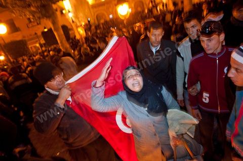 On January 22 at 5 p.m., a gathering of Tunis residents took place on Habib Bourguiba Avenue to pay tribute to the martyrs who fell during the Revolution. Holding candles, Tunisians of all ages commemorated these men and women who died for freedom.