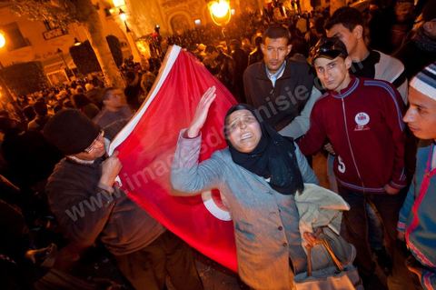 On January 22 at 5 p.m., a gathering of Tunis residents took place on Habib Bourguiba Avenue to pay tribute to the martyrs who fell during the Revolution. Holding candles, Tunisians of all ages commemorated these men and women who died for freedom.