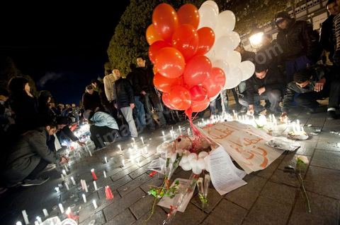 On January 22 at 5 p.m., a gathering of Tunis residents took place on Habib Bourguiba Avenue to pay tribute to the martyrs who fell during the Revolution. Holding candles, Tunisians of all ages commemorated these men and women who died for freedom.
