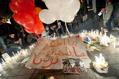 On January 22 at 5 p.m., a gathering of Tunis residents took place on Habib Bourguiba Avenue to pay tribute to the martyrs who fell during the Revolution. Holding candles, Tunisians of all ages commemorated these men and women who died for freedom.