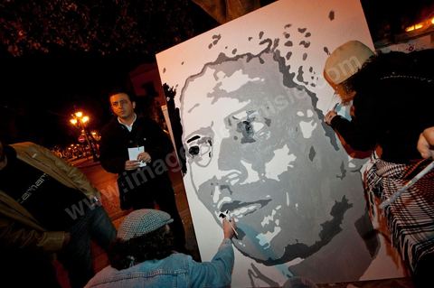 On January 22 at 5 p.m., a gathering of Tunis residents took place on Habib Bourguiba Avenue to pay tribute to the martyrs who fell during the Revolution. Holding candles, Tunisians of all ages commemorated these men and women who died for freedom.