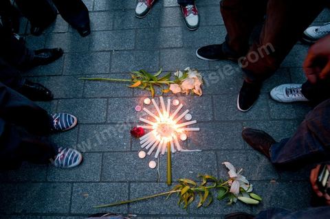 On January 22 at 5 p.m., a gathering of Tunis residents took place on Habib Bourguiba Avenue to pay tribute to the martyrs who fell during the Revolution. Holding candles, Tunisians of all ages commemorated these men and women who died for freedom.