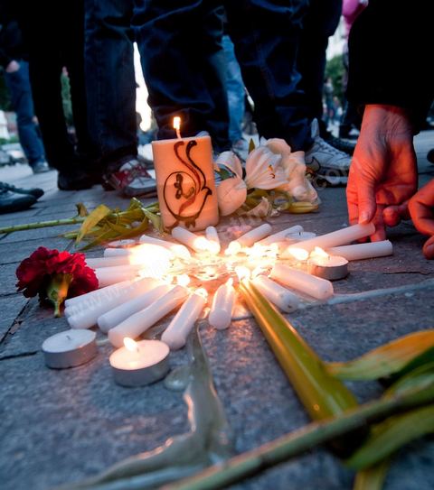 On January 22 at 5 p.m., a gathering of Tunis residents took place on Habib Bourguiba Avenue to pay tribute to the martyrs who fell during the Revolution. Holding candles, Tunisians of all ages commemorated these men and women who died for freedom.