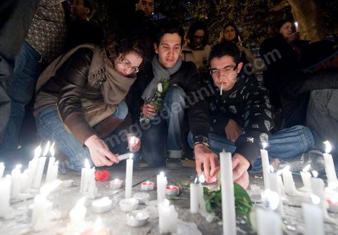 On January 22 at 5 p.m., a gathering of Tunis residents took place on Habib Bourguiba Avenue to pay tribute to the martyrs who fell during the Revolution. Holding candles, Tunisians of all ages commemorated these men and women who died for freedom.