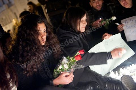 On January 22 at 5 p.m., a gathering of Tunis residents took place on Habib Bourguiba Avenue to pay tribute to the martyrs who fell during the Revolution. Holding candles, Tunisians of all ages commemorated these men and women who died for freedom.