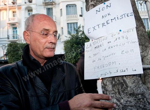 On January 22 at 5 p.m., a gathering of Tunis residents took place on Habib Bourguiba Avenue to pay tribute to the martyrs who fell during the Revolution. Holding candles, Tunisians of all ages commemorated these men and women who died for freedom.