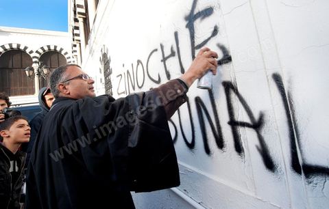 January 21, 2011: A message written by a lawyer on the walls of the Prime Minister’s Office during the demonstration at Kasbah Square in front of the gates of the Prime Minister’s Office, the people, united as one, are demanding the resignation of Prime Minister Ghanouchi. This demonstration saw a spontaneous movement among police officers, some of whom decided to join the people in protesting while apologizing for all their actions during Ben Ali’s police state.