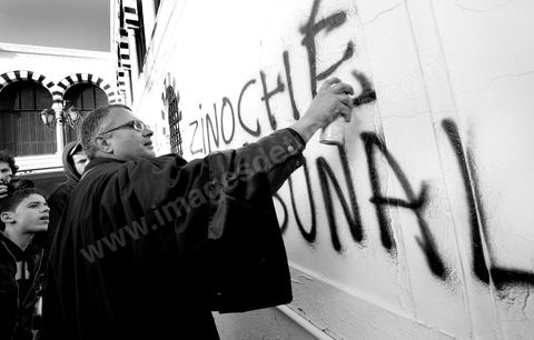 January 21, 2011: A message written by a lawyer on the walls of the Prime Minister’s Office during the demonstration at Kasbah Square in front of the gates of the Prime Minister’s Office, the people, united as one, are demanding the resignation of Prime Minister Ghanouchi. This demonstration saw a spontaneous movement among police officers, some of whom decided to join the people in protesting while apologizing for all their actions during Ben Ali’s police state.
