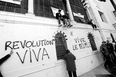 January 21, 2011: A message written by a lawyer on the walls of the Prime Minister’s Office during the demonstration at Kasbah Square in front of the gates of the Prime Minister’s Office, the people, united as one, are demanding the resignation of Prime Minister Ghanouchi. This demonstration saw a spontaneous movement among police officers, some of whom decided to join the people in protesting while apologizing for all their actions during Ben Ali’s police state.