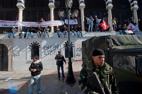 January 23: The “Caravan of Liberation” arrives in Tunis. Nearly a thousand protesters from the regions of Sidi Bouzid and Kasserine have come to “bring down the government.” After spending the night on the roads of Tunisia, these men, women, and children—the driving force behind this revolution—gathered in front of the Prime Minister’s Office to demand the government’s resignation. They were supported by the people of Tunis, who brought them food and listened to the stories of these martyrs of the Revolution. 
