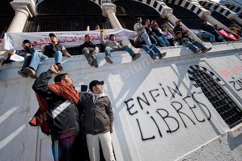 January 23: The “Caravan of Liberation” arrives in Tunis. Nearly a thousand protesters from the regions of Sidi Bouzid and Kasserine have come to “bring down the government.” After spending the night on the roads of Tunisia, these men, women, and children—the driving force behind this revolution—gathered in front of the Prime Minister’s Office to demand the government’s resignation. They were supported by the people of Tunis, who brought them food and listened to the stories of these martyrs of the Revolution. 