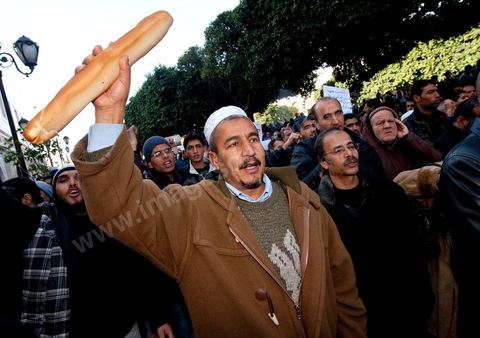January 23: The “Caravan of Liberation” arrives in Tunis. Nearly a thousand protesters from the regions of Sidi Bouzid and Kasserine have come to “bring down the government.” After spending the night on the roads of Tunisia, these men, women, and children—the driving force behind this revolution—gathered in front of the Prime Minister’s Office to demand the government’s resignation. They were supported by the people of Tunis, who brought them food and listened to the stories of these martyrs of the Revolution. 