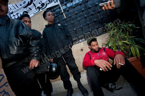 Journée du 23 janvier : arrivée à Tunis de la "Caravane de la Libération". Près d'un millier de manifestants venant des régions de Sidi Bouzid et Kasserine pour  " faire tomber le gouvernement". Après une nuit sur les routes de Tunisie, ces hommes, femmes et enfants à l'origine de cette révolution viennent s'installer devant les portes du Premier Ministère pour demander la démission du gouvernement. Soutenus par les tunisois qui leur apportent de la nourriture et écoutent les histoires de ces martyrs de la Révolution. Un jeune homme de Sidi Bouzid pleure la mort de son frère tué à Sidi Bouzid par la police.