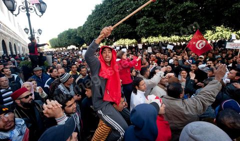 January 23: The “Caravan of Liberation” arrives in Tunis. Nearly a thousand protesters from the regions of Sidi Bouzid and Kasserine have come to “bring down the government.” After spending the night on the roads of Tunisia, these men, women, and children—the driving force behind this revolution—gathered in front of the Prime Minister’s Office to demand the government’s resignation. They were supported by the people of Tunis, who brought them food and listened to the stories of these martyrs of the Revolution. 