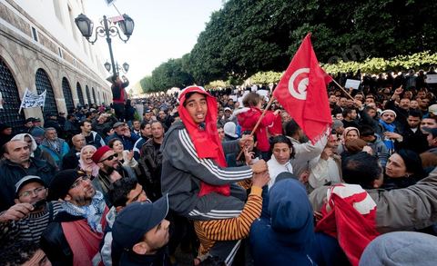 January 23: The “Caravan of Liberation” arrives in Tunis. Nearly a thousand protesters from the regions of Sidi Bouzid and Kasserine have come to “bring down the government.” After spending the night on the roads of Tunisia, these men, women, and children—the driving force behind this revolution—gathered in front of the Prime Minister’s Office to demand the government’s resignation. They were supported by the people of Tunis, who brought them food and listened to the stories of these martyrs of the Revolution. 