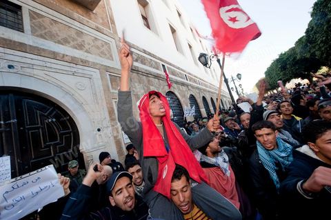January 23: The “Caravan of Liberation” arrives in Tunis. Nearly a thousand protesters from the regions of Sidi Bouzid and Kasserine have come to “bring down the government.” After spending the night on the roads of Tunisia, these men, women, and children—the driving force behind this revolution—gathered in front of the Prime Minister’s Office to demand the government’s resignation. They were supported by the people of Tunis, who brought them food and listened to the stories of these martyrs of the Revolution. 