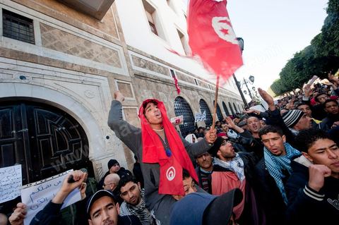 January 23: The “Caravan of Liberation” arrives in Tunis. Nearly a thousand protesters from the regions of Sidi Bouzid and Kasserine have come to “bring down the government.” After spending the night on the roads of Tunisia, these men, women, and children—the driving force behind this revolution—gathered in front of the Prime Minister’s Office to demand the government’s resignation. They were supported by the people of Tunis, who brought them food and listened to the stories of these martyrs of the Revolution. 