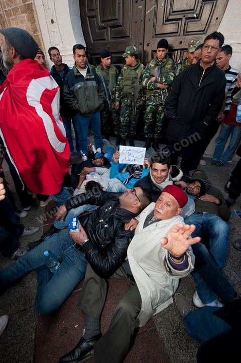 Journée du 23 janvier : arrivée à Tunis de la "Caravane de la Libération". Près d'un millier de manifestants venant des régions de Sidi Bouzid et Kasserine pour  " faire tomber le gouvernement". Après une nuit sur les routes de Tunisie, ces hommes, femmes et enfants à l'origine de cette révolution viennent s'installer devant les portes du Premier Ministère pour demander la démission du gouvernement. Soutenus par les tunisois qui leur apportent de la nourriture et écoutent les histoires de ces martyrs de la Révolution. Couchés devant les portes du premier ministre, ils décident de ne pas bouger tant que le gouvernement ne démissionne. C'est leur Révolution.