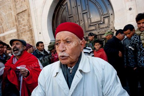 Journée du 23 janvier : arrivée à Tunis de la "Caravane de la Libération". Près d'un millier de manifestants venant des régions de Sidi Bouzid et Kasserine pour  " faire tomber le gouvernement". Après une nuit sur les routes de Tunisie, ces hommes, femmes et enfants à l'origine de cette révolution viennent s'installer devant les portes du Premier Ministère pour demander la démission du gouvernement. Soutenus par les tunisois qui leur apportent de la nourriture et écoutent les histoires de ces martyrs de la Révolution. Couchés devant les portes du premier ministre, ils décident de ne pas bouger tant que le gouvernement ne démissionne. C'est leur Révolution.