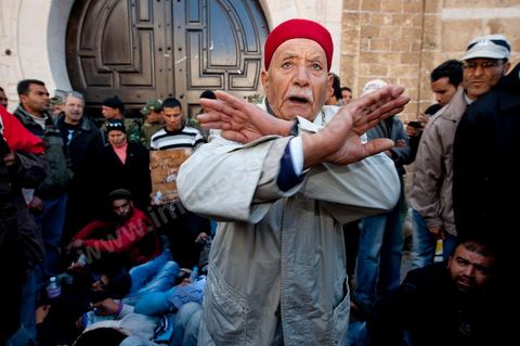 Journée du 23 janvier : arrivée à Tunis de la "Caravane de la Libération". Près d'un millier de manifestants venant des régions de Sidi Bouzid et Kasserine pour  " faire tomber le gouvernement". Après une nuit sur les routes de Tunisie, ces hommes, femmes et enfants à l'origine de cette révolution viennent s'installer devant les portes du Premier Ministère pour demander la démission du gouvernement. Soutenus par les tunisois qui leur apportent de la nourriture et écoutent les histoires de ces martyrs de la Révolution. Couchés devant les portes du premier ministre, ils décident de ne pas bouger tant que le gouvernement ne démissionne. C'est leur Révolution.