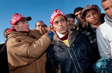 January 23: The “Caravan of Liberation” arrives in Tunis. Nearly a thousand protesters from the Sidi Bouzid and Kasserine regions gather to “bring down the government.” After spending the night on the roads of Tunisia, these men, women, and children—the driving force behind this revolution—gathered in front of the Prime Minister’s Office to demand the government’s resignation. They were supported by the people of Tunis, who brought them food and listened to the stories of these martyrs of the Revolution. Young boys injured by the police.