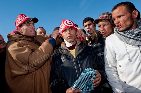 January 23: The “Caravan of Liberation” arrives in Tunis. Nearly a thousand protesters from the Sidi Bouzid and Kasserine regions gather to “bring down the government.” After spending the night on the roads of Tunisia, these men, women, and children—the driving force behind this revolution—gathered in front of the Prime Minister’s Office to demand the government’s resignation. They were supported by the people of Tunis, who brought them food and listened to the stories of these martyrs of the Revolution. Young boys injured by the police.