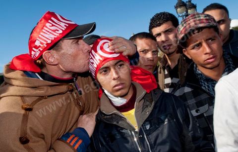 January 23: The “Caravan of Liberation” arrives in Tunis. Nearly a thousand protesters from the Sidi Bouzid and Kasserine regions gather to “bring down the government.” After spending the night on the roads of Tunisia, these men, women, and children—the driving force behind this revolution—gathered in front of the Prime Minister’s Office to demand the government’s resignation. They were supported by the people of Tunis, who brought them food and listened to the stories of these martyrs of the Revolution. Young boys injured by the police.