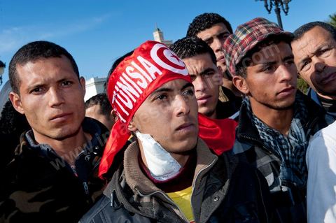 January 23: The “Caravan of Liberation” arrives in Tunis. Nearly a thousand protesters from the Sidi Bouzid and Kasserine regions gather to “bring down the government.” After spending the night on the roads of Tunisia, these men, women, and children—the driving force behind this revolution—gathered in front of the Prime Minister’s Office to demand the government’s resignation. They were supported by the people of Tunis, who brought them food and listened to the stories of these martyrs of the Revolution. Young boys injured by the police.