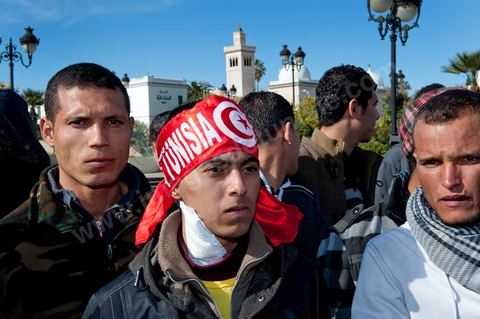 January 23: The “Caravan of Liberation” arrives in Tunis. Nearly a thousand protesters from the Sidi Bouzid and Kasserine regions gather to “bring down the government.” After spending the night on the roads of Tunisia, these men, women, and children—the driving force behind this revolution—gathered in front of the Prime Minister’s Office to demand the government’s resignation. They were supported by the people of Tunis, who brought them food and listened to the stories of these martyrs of the Revolution. Young boys injured by the police.