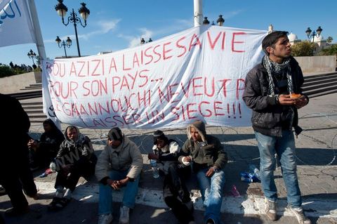 January 23: The “Caravan of Liberation” arrives in Tunis. Nearly a thousand protesters from the regions of Sidi Bouzid and Kasserine have come to “bring down the government.” After spending the night on the roads of Tunisia, these men, women, and children—the driving force behind this revolution—gathered in front of the Prime Minister’s Office to demand the government’s resignation. They were supported by the people of Tunis, who brought them food and listened to the stories of these martyrs of the Revolution. 