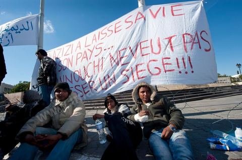 January 23: The “Caravan of Liberation” arrives in Tunis. Nearly a thousand protesters from the regions of Sidi Bouzid and Kasserine have come to “bring down the government.” After spending the night on the roads of Tunisia, these men, women, and children—the driving force behind this revolution—gathered in front of the Prime Minister’s Office to demand the government’s resignation. They were supported by the people of Tunis, who brought them food and listened to the stories of these martyrs of the Revolution. 