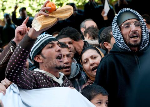 January 23: The “Caravan of Liberation” arrives in Tunis. Nearly a thousand protesters from the regions of Sidi Bouzid and Kasserine have come to “bring down the government.” After spending the night on the roads of Tunisia, these men, women, and children—the driving force behind this revolution—gathered in front of the Prime Minister’s Office to demand the government’s resignation. They were supported by the people of Tunis, who brought them food and listened to the stories of these martyrs of the Revolution. 