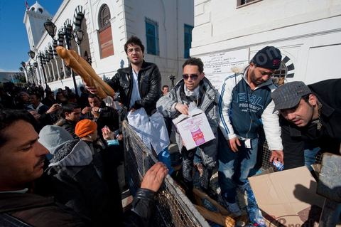 January 23: The “Caravan of Liberation” arrives in Tunis. Nearly a thousand protesters from the regions of Sidi Bouzid and Kasserine have come to “bring down the government.” After spending the night on the roads of Tunisia, these men, women, and children—the driving force behind this revolution—gathered in front of the Prime Minister’s Office to demand the government’s resignation. They were supported by the people of Tunis, who brought them food and listened to the stories of these martyrs of the Revolution. 