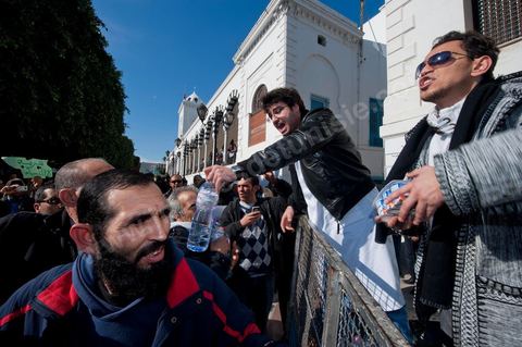 January 23: The “Caravan of Liberation” arrives in Tunis. Nearly a thousand protesters from the regions of Sidi Bouzid and Kasserine have come to “bring down the government.” After spending the night on the roads of Tunisia, these men, women, and children—the driving force behind this revolution—gathered in front of the Prime Minister’s Office to demand the government’s resignation. They were supported by the people of Tunis, who brought them food and listened to the stories of these martyrs of the Revolution. 