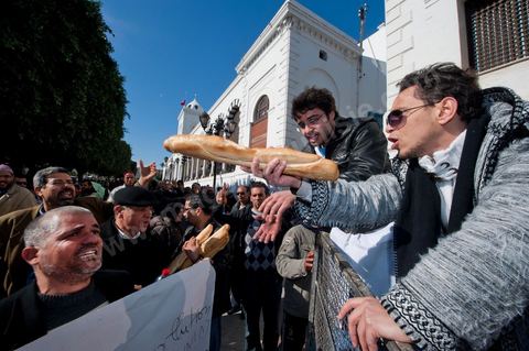 January 23: The “Caravan of Liberation” arrives in Tunis. Nearly a thousand protesters from the regions of Sidi Bouzid and Kasserine have come to “bring down the government.” After spending the night on the roads of Tunisia, these men, women, and children—the driving force behind this revolution—gathered in front of the Prime Minister’s Office to demand the government’s resignation. They were supported by the people of Tunis, who brought them food and listened to the stories of these martyrs of the Revolution. 