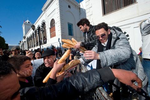 January 23: The “Caravan of Liberation” arrives in Tunis. Nearly a thousand protesters from the regions of Sidi Bouzid and Kasserine have come to “bring down the government.” After spending the night on the roads of Tunisia, these men, women, and children—the driving force behind this revolution—gathered in front of the Prime Minister’s Office to demand the government’s resignation. They were supported by the people of Tunis, who brought them food and listened to the stories of these martyrs of the Revolution. 