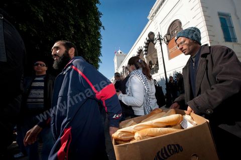 January 23: The “Caravan of Liberation” arrives in Tunis. Nearly a thousand protesters from the regions of Sidi Bouzid and Kasserine have come to “bring down the government.” After spending the night on the roads of Tunisia, these men, women, and children—the driving force behind this revolution—gathered in front of the Prime Minister’s Office to demand the government’s resignation. They were supported by the people of Tunis, who brought them food and listened to the stories of these martyrs of the Revolution. 