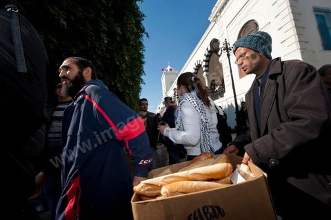 January 23: The “Caravan of Liberation” arrives in Tunis. Nearly a thousand protesters from the regions of Sidi Bouzid and Kasserine have come to “bring down the government.” After spending the night on the roads of Tunisia, these men, women, and children—the driving force behind this revolution—gathered in front of the Prime Minister’s Office to demand the government’s resignation. They were supported by the people of Tunis, who brought them food and listened to the stories of these martyrs of the Revolution. 