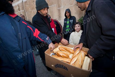 January 23: The “Caravan of Liberation” arrives in Tunis. Nearly a thousand protesters from the regions of Sidi Bouzid and Kasserine have come to “bring down the government.” After spending the night on the roads of Tunisia, these men, women, and children—the driving force behind this revolution—gathered in front of the Prime Minister’s Office to demand the government’s resignation. They were supported by the people of Tunis, who brought them food and listened to the stories of these martyrs of the Revolution. 