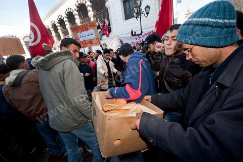 January 23: The “Caravan of Liberation” arrives in Tunis. Nearly a thousand protesters from the regions of Sidi Bouzid and Kasserine have come to “bring down the government.” After spending the night on the roads of Tunisia, these men, women, and children—the driving force behind this revolution—gathered in front of the Prime Minister’s Office to demand the government’s resignation. They were supported by the people of Tunis, who brought them food and listened to the stories of these martyrs of the Revolution. 