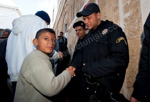 January 23: The “Caravan of Liberation” arrives in Tunis. Nearly a thousand protesters from the regions of Sidi Bouzid and Kasserine have come to “bring down the government.” After spending the night on the roads of Tunisia, these men, women, and children—the driving force behind this revolution—gathered in front of the Prime Minister’s Office to demand the government’s resignation. They were supported by the people of Tunis, who brought them food and listened to the stories of these martyrs of the Revolution. 