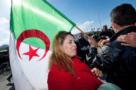 January 23: The “Caravan of Liberation” arrives in Tunis. Nearly a thousand protesters from the regions of Sidi Bouzid and Kasserine gather to “bring down the government.” After spending the night on the roads of Tunisia, these men, women, and children—the driving force behind this revolution—gathered in front of the Prime Minister’s Office to demand the government’s resignation. They were supported by the people of Tunis, who brought them food and listened to the stories of these martyrs of the Revolution. An Algerian couple.