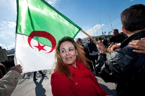 January 23: The “Caravan of Liberation” arrives in Tunis. Nearly a thousand protesters from the regions of Sidi Bouzid and Kasserine gather to “bring down the government.” After spending the night on the roads of Tunisia, these men, women, and children—the driving force behind this revolution—gathered in front of the Prime Minister’s Office to demand the government’s resignation. They were supported by the people of Tunis, who brought them food and listened to the stories of these martyrs of the Revolution. An Algerian couple.