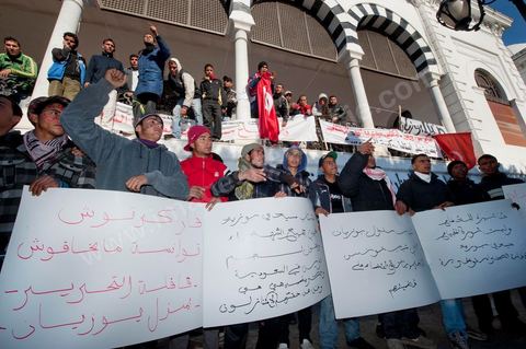 Journée du 24 : Deuxième jour de protestations de la Caravane de la libération. Après avoir dormis sur la place du gouvernement en face du premier Ministère les gens du sud ouest maintiennent leur position tant que le gouvernement ne démissionne pas. Manifestations, hommages aux martyrs de la Révolution, sitin et discussions avec les militaires.