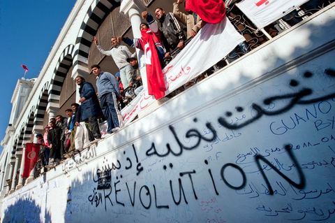 Journée du 24 : Deuxième jour de protestations de la Caravane de la libération. Après avoir dormis sur la place du gouvernement en face du premier Ministère les gens du sud ouest maintiennent leur position tant que le gouvernement ne démissionne pas. Manifestations, hommages aux martyrs de la Révolution, sitin et discussions avec les militaires.