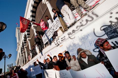 Journée du 24 : Deuxième jour de protestations de la Caravane de la libération. Après avoir dormis sur la place du gouvernement en face du premier Ministère les gens du sud ouest maintiennent leur position tant que le gouvernement ne démissionne pas. Manifestations, hommages aux martyrs de la Révolution, sitin et discussions avec les militaires.