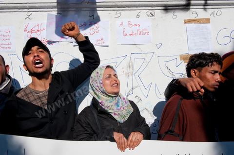 Journée du 24 : Deuxième jour de protestations de la Caravane de la libération. Après avoir dormis sur la place du gouvernement en face du premier Ministère les gens du sud ouest maintiennent leur position tant que le gouvernement ne démissionne pas. Manifestations, hommages aux martyrs de la Révolution, sitin et discussions avec les militaires.