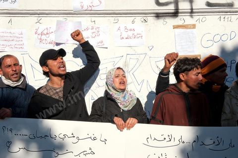 Journée du 24 : Deuxième jour de protestations de la Caravane de la libération. Après avoir dormis sur la place du gouvernement en face du premier Ministère les gens du sud ouest maintiennent leur position tant que le gouvernement ne démissionne pas. Manifestations, hommages aux martyrs de la Révolution, sitin et discussions avec les militaires.