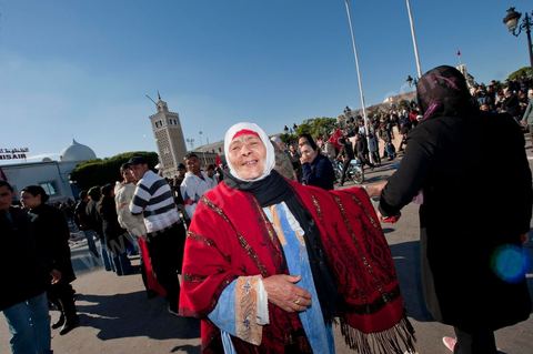 Journée du 24 : Deuxième jour de protestations de la Caravane de la libération. Après avoir dormis sur la place du gouvernement en face du premier Ministère les gens du sud ouest maintiennent leur position tant que le gouvernement ne démissionne pas. Manifestations, hommages aux martyrs de la Révolution, sitin et discussions avec les militaires.