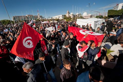 Journée du 24 : Deuxième jour de protestations de la Caravane de la libération. Après avoir dormis sur la place du gouvernement en face du premier Ministère les gens du sud ouest maintiennent leur position tant que le gouvernement ne démissionne pas. Manifestations, hommages aux martyrs de la Révolution, sitin et discussions avec les militaires.